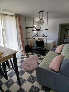 ein Wohnzimmer mit Sofa und Tisch in der Unterkunft Studio Chill in Canet-en-Roussillon