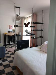 ein Schlafzimmer mit einem Bett und einem Schreibtisch in einem Zimmer in der Unterkunft Studio Chill in Canet-en-Roussillon