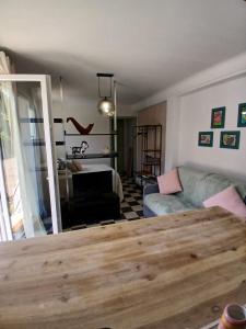 ein Wohnzimmer mit Sofa und Tisch in der Unterkunft Studio Chill in Canet-en-Roussillon
