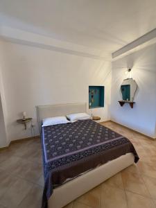 a bedroom with a bed and a mirror on the wall at Affittacamere Le Canossiane in Piedimonte dʼAlife