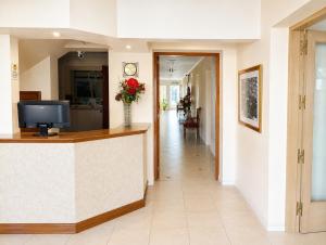eine Eingangshalle eines Krankenhauses mit Rezeption und Flur in der Unterkunft HOTEL ANCONA Rio Colorado RN in Río Colorado + 32 Fotos
