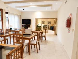 ein Esszimmer mit Holztischen und Stühlen in der Unterkunft HOTEL ANCONA Rio Colorado RN in Río Colorado
