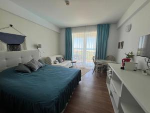 a bedroom with a bed and a living room at Studio Cris Sea View in Blaxy Residence in Douăzeci şi Trei August +84 photos