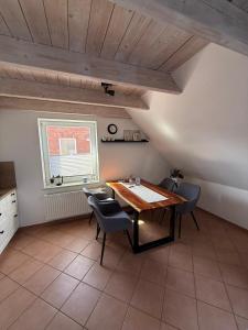 ein Esszimmer mit einem Holztisch und Stühlen in der Unterkunft Hüs Sanskiin in Wittdün