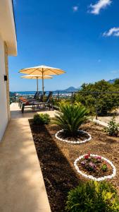 a patio with a picnic table and an umbrella at Alta Vista House in Bar