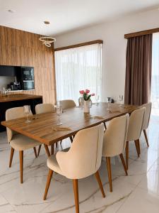 a dining room with a wooden table and chairs at Villa La Reina in Bar