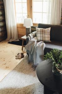 a living room with a couch and a table at Kelo Naava in Ruka