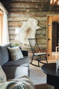 a living room with a couch and a bear head on the wall at Kelo Naava in Ruka +64 photos
