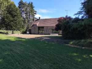 an old stone house with a large yard at Maisonnette meublée à la campagne in Ernée