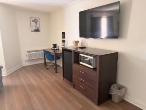 a room with a desk with a microwave and a tv at Quality Inn Harrodsburg in Harrodsburg +7 photos