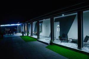 a night view of a patio with green grass at Apartman Crvenka stan na dan in Crvenka