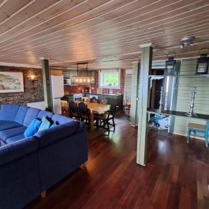 a living room with a blue couch and a table at Villa Bearcorner in Härbyste