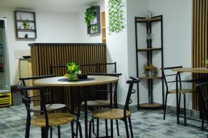 a small table and chairs in a room with a wall at Apartman Crvenka bazen in Crvenka