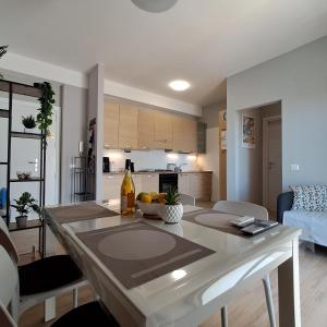 a kitchen and a living room with a table with a bowl of fruit at Bella Italia in Marina di Strongoli