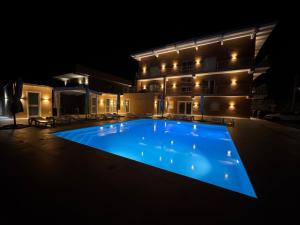 basen przed budynkiem w nocy w obiekcie Ballaretthouse B&B w mieście Luzzi