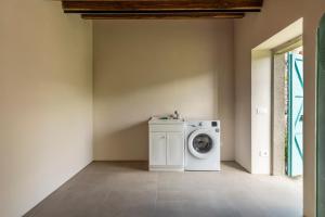 a washing machine in a corner of a room at Relais Tosca in Cortona