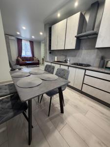 a kitchen with a table and chairs in a room at Casa de Greta in Svityazʼ