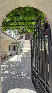 an archway with a white bench in a courtyard at Luna di mare 2 Igalo in Igalo +4 photos