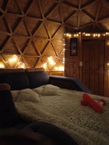 a room with a couch and lights in a ceiling at Glamping Centauro in Tota