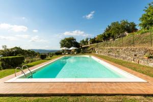 a swimming pool in the backyard of a villa at Relais Tosca in Cortona