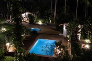 an overhead view of a swimming pool at night at Recanto Serenare in Angra dos Reis