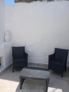 two chairs and a table in a room at Maison della Madia in Triggiano