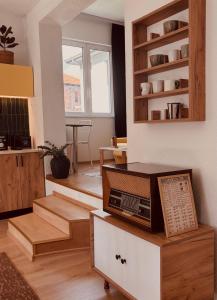 a living room with a kitchen with a microwave at Bragorski Apartment in Makedonski Brod