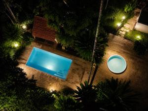 an overhead view of a swimming pool at night at Recanto Serenare in Angra dos Reis