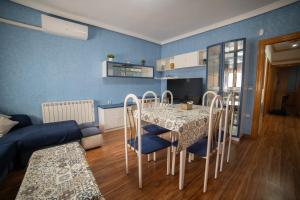 a dining room with a table and blue walls at Casa Alcazaba in Guadix