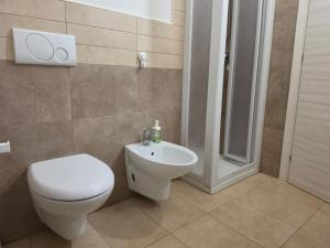 a bathroom with a toilet and a sink at Charming studio apartment with parquet in Altamura