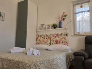 a bedroom with a bed with two towels on it at Charming studio apartment with parquet in Altamura