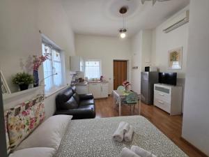 a living room with a couch and a kitchen at Charming studio apartment with parquet in Altamura