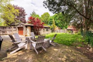 a group of chairs and a picnic table in a yard at Modern & Spacious 1908 Home in Stratford