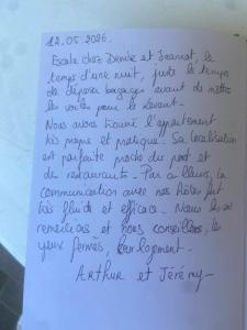 a letter handwritten in black ink on a white paper at Joli studio climatisé au Port de Hyères - Proche Plages et Commerces - Linge de maison fourni in Hyères