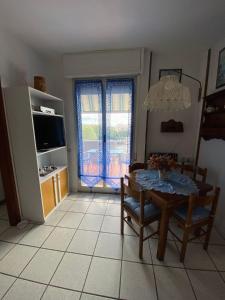 a kitchen with a table and a dining room at VARIE STRUTTURE Queste strutture NON FORNISCE lenzuola da letto e asciugamani in Lido Adriano