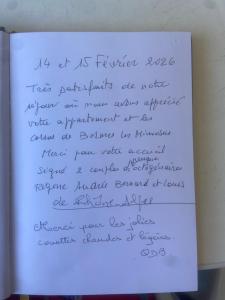 a letter written in blue handwriting on a white paper at Joli studio climatisé au Port de Hyères - Proche Plages et Commerces - Linge de maison fourni in Hyères