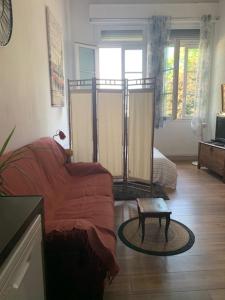 a living room with a couch and a table at Appartement Hyper Centre in Limoges
