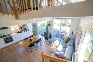 an overhead view of a living room and dining room at Skandi Design Ferienhaus mit Hafenblick & Beach in Wandlitz