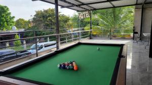 ein Billardtisch mit Kugeln darauf in der Unterkunft Hotel Jasli Escárcega in Escárcega