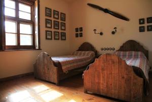 a living room with two beds and a window at Old England House in Minas de Ríotinto