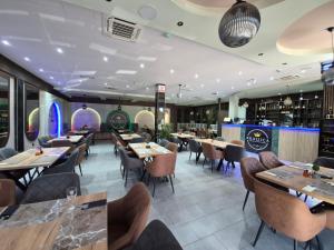a restaurant with tables and chairs and a bar at Kraljičini konaci in Doboj