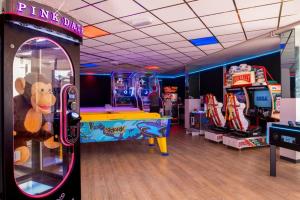 a play room with a pinball machine in a store at Zilt en Zen Zeeland in Bruinisse