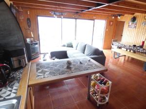 a living room with a couch and a table at Casa Surf Tongoy in Tongoy
