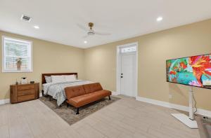 a bedroom with a bed and a flat screen tv at Korovosoto Lodge in Dallas