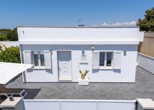 a white house with a cactus on the roof at Lu Chiapparu B&B in Nardò