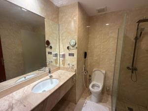 a bathroom with a sink and a toilet and a shower at الارض المتميزة -1 - نبراس الهدى - Nebras ElHoda in Mecca