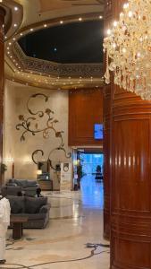 a lobby with couches and a chandelier in a building at الارض المتميزة -1 - نبراس الهدى - Nebras ElHoda in Mecca