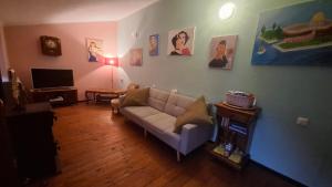 a living room with a couch and a tv at La Dimora di Beatrice in Santa Brigida