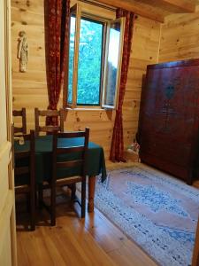 a dining room with a table and chairs and a window at Gîte l'appel de la Forêt in Betplan