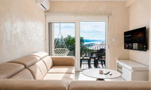 a living room with a couch and a table at Dorado Apartments in Kavač